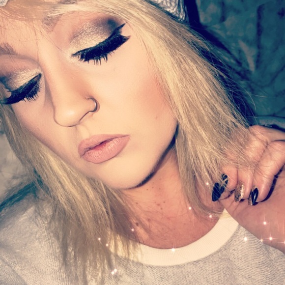 Meet your seller/buyer!!💗🎀 - Picture 3 of 8